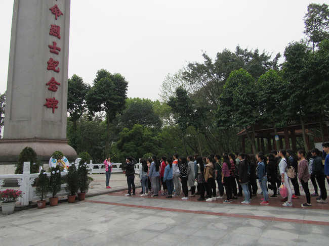2016年3月20日外语系扫墓活动副本.jpg